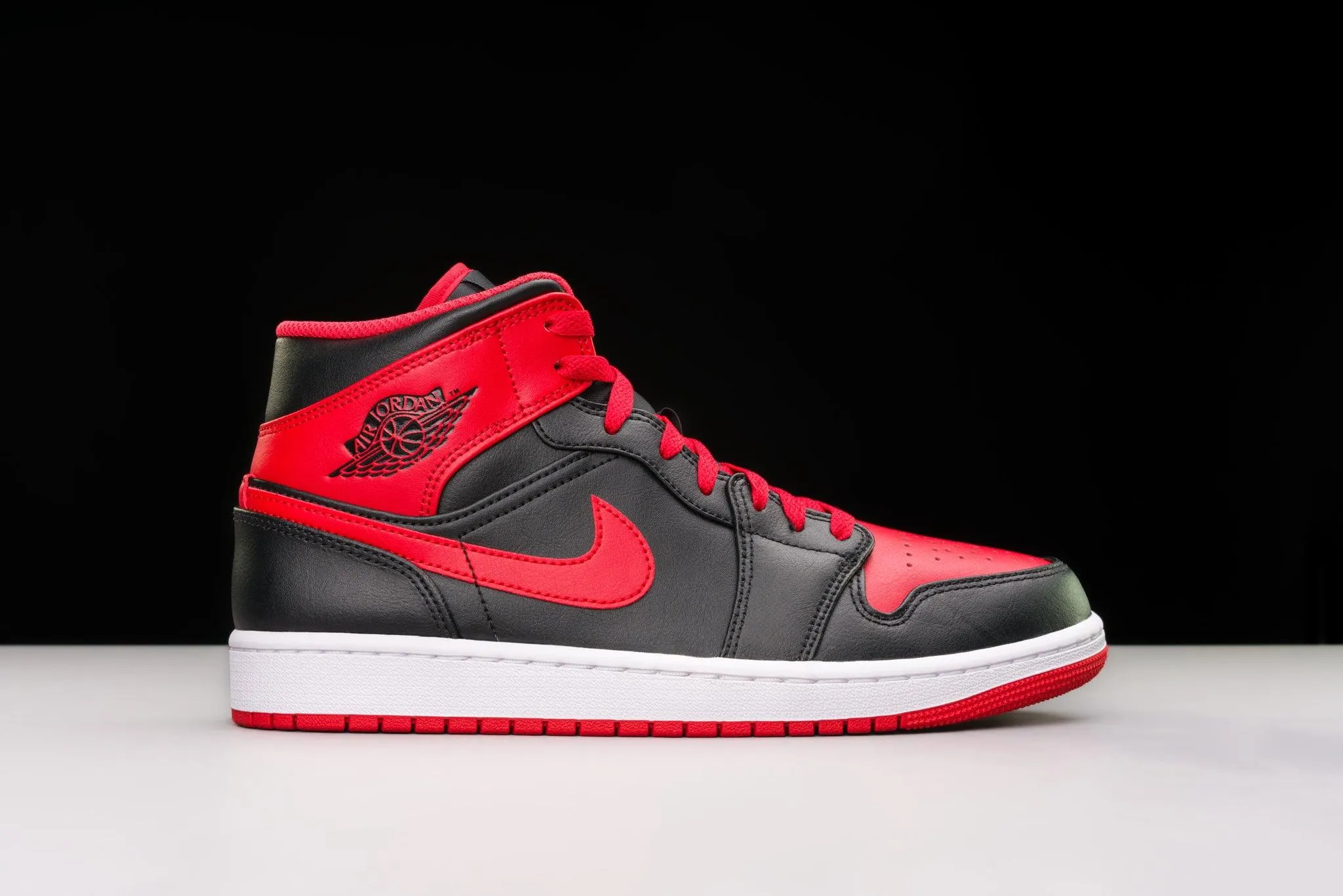 Air Jordan 1 Mid Alternate Bred (2022)