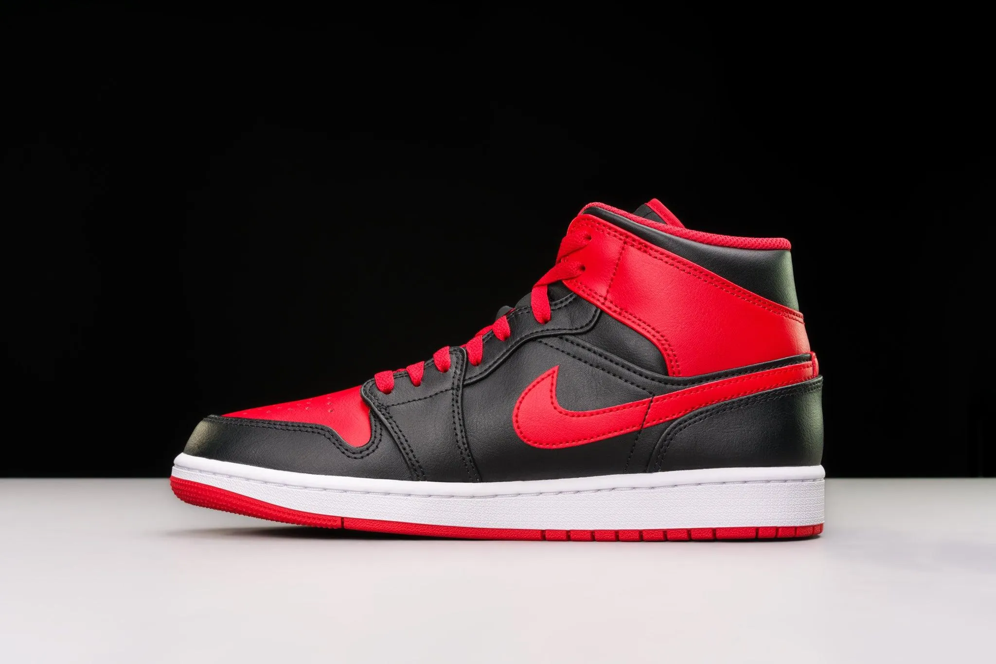 Air Jordan 1 Mid Alternate Bred (2022)
