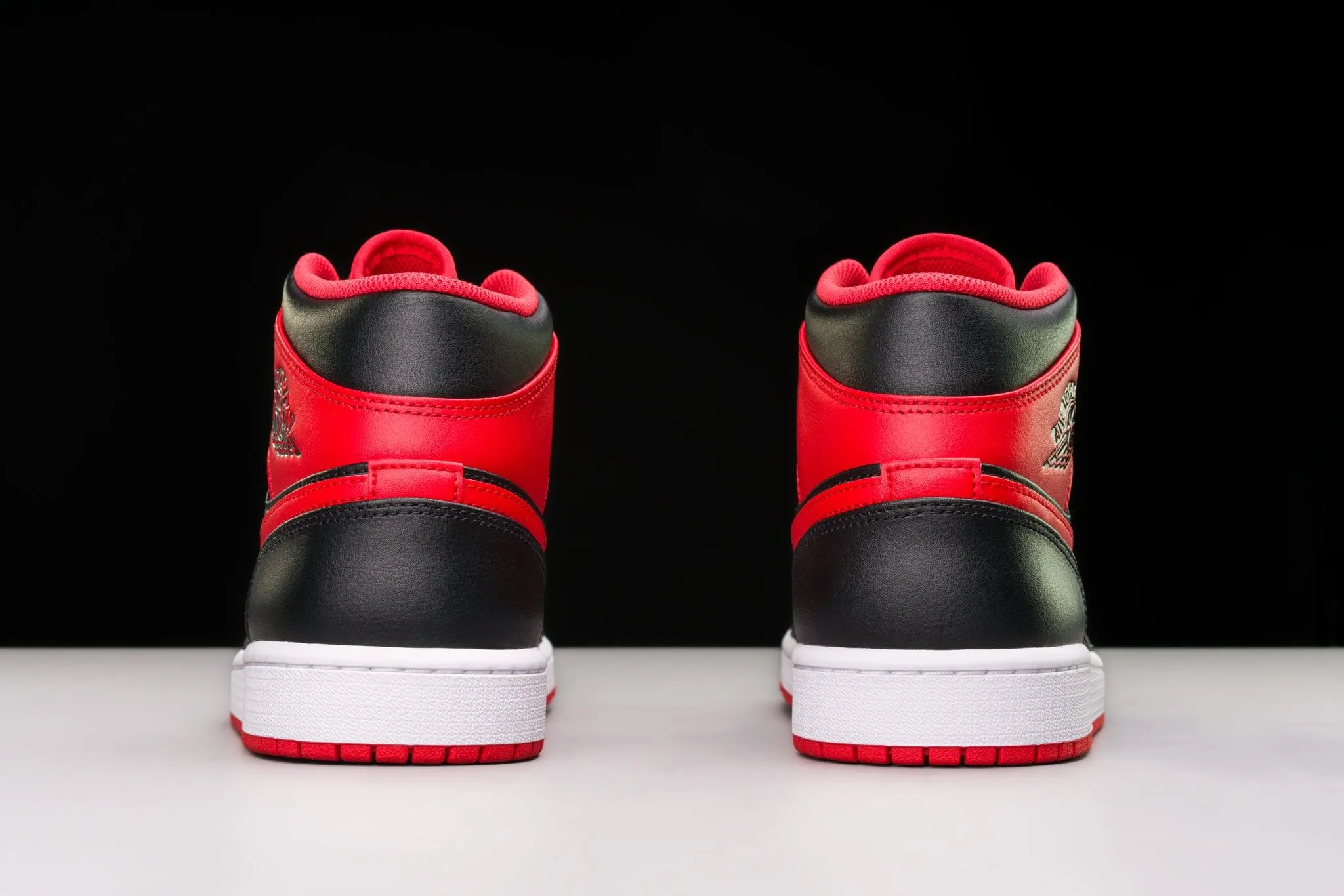 Air Jordan 1 Mid Alternate Bred (2022)