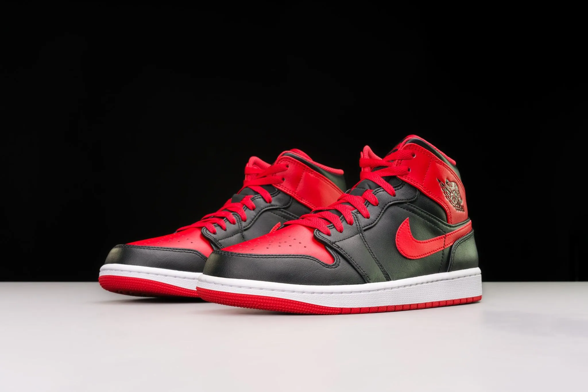 Air Jordan 1 Mid Alternate Bred (2022)