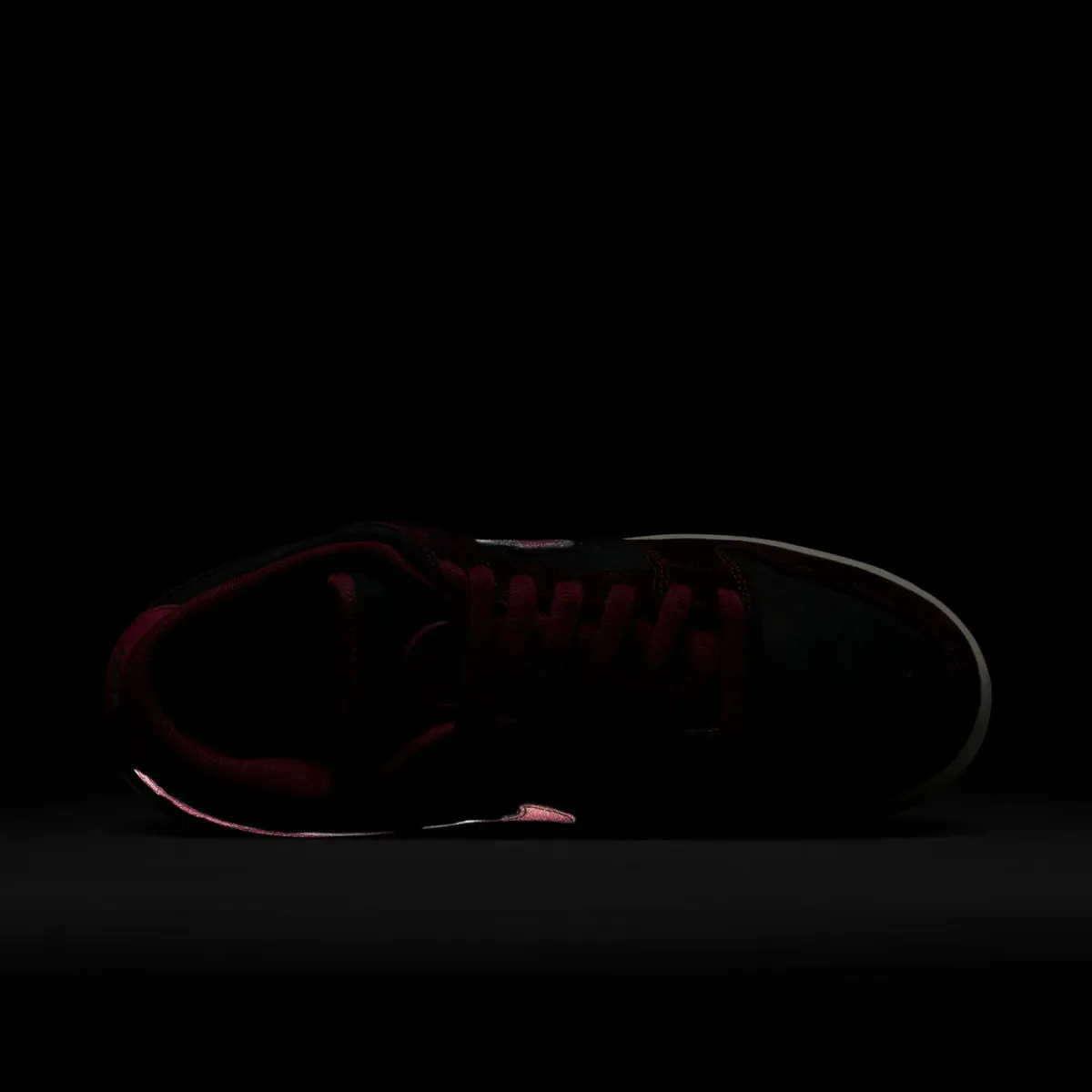 Nike SB Dunk Low Pro in Mahogany/Dark Beetroot-Team Red-Sail