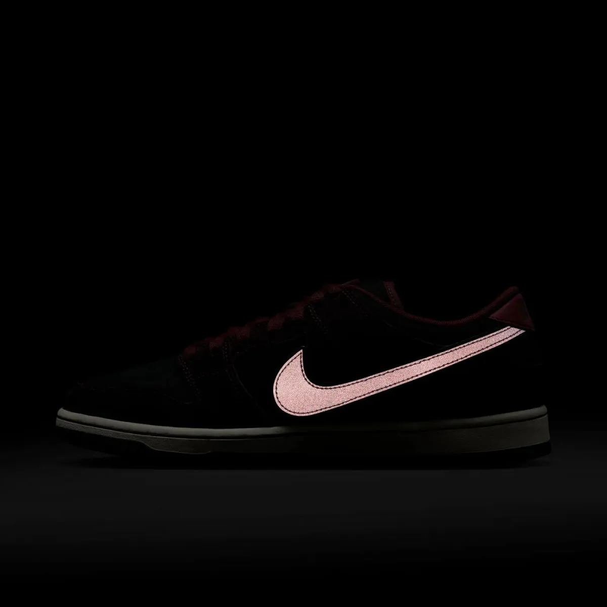 Nike SB Dunk Low Pro in Mahogany/Dark Beetroot-Team Red-Sail