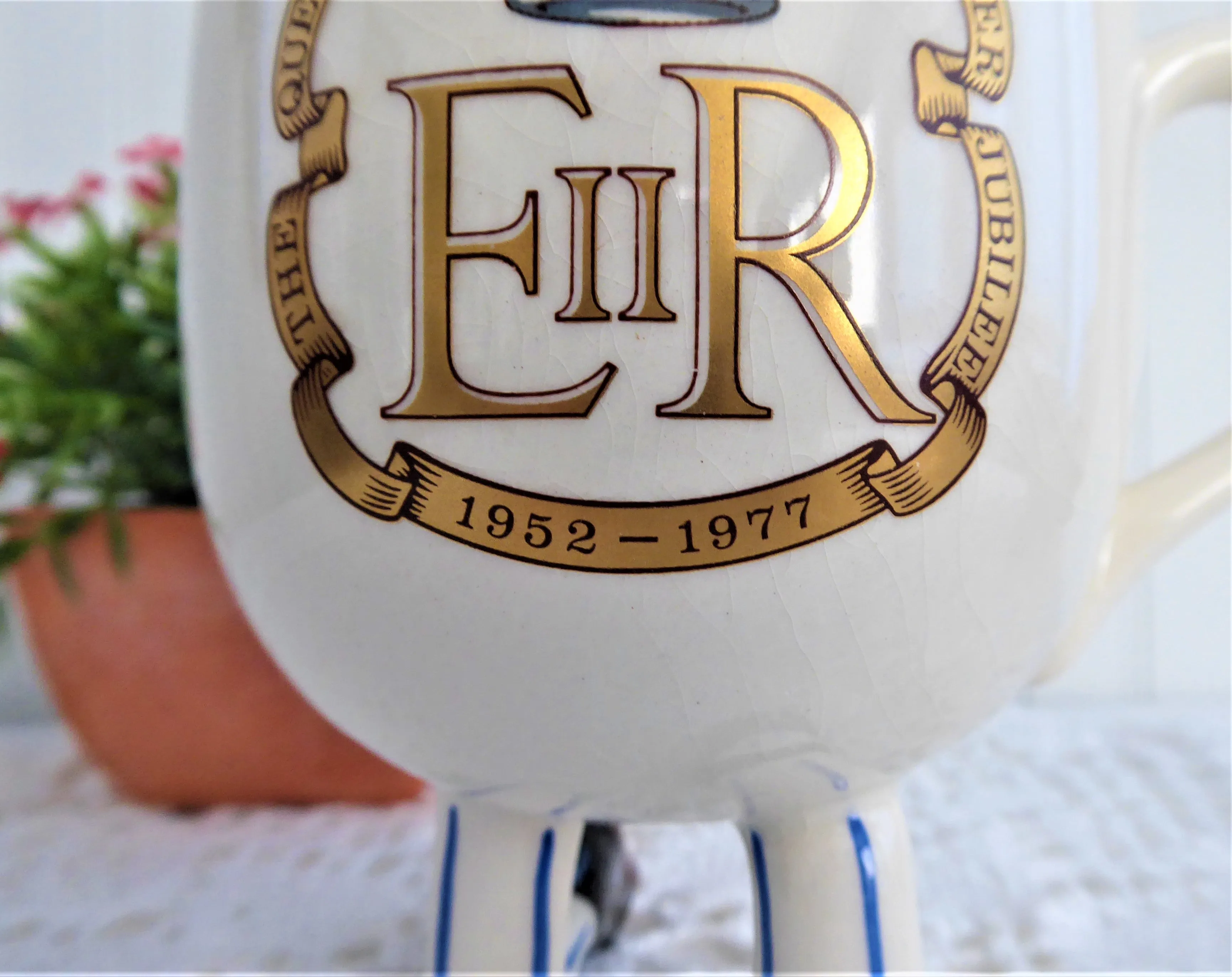 Walking Ware Mug Queen Elizabeth II 1977 Silver Jubilee Black Shoes Carlton Ware Iconic